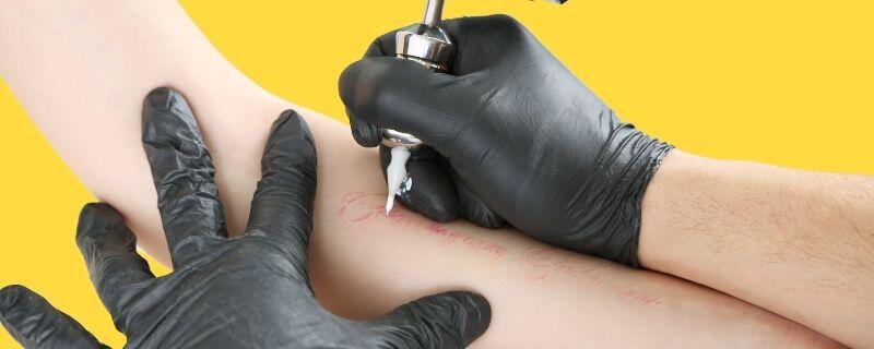 Fiche métier détaillée de tatoueur