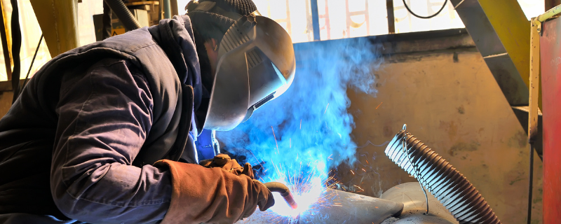 Métiers en tension qui recrutent en 2026 : Soudeur