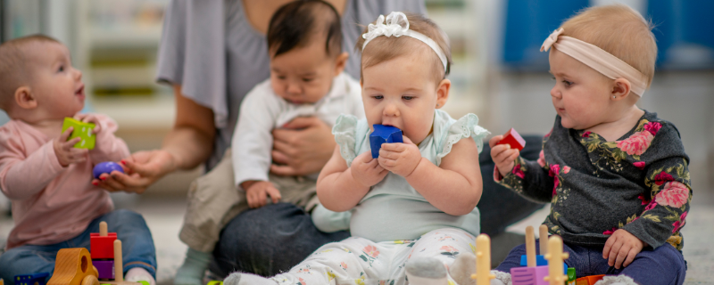 Métiers de la petite enfance pour se reconvertir
