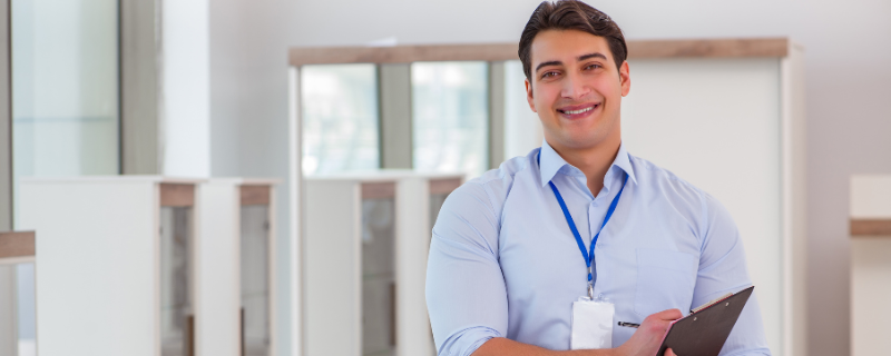 Assistanat en reconversion : comment choisir la formation qui vous convient ?
